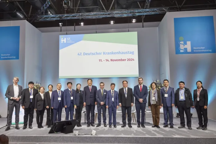 Group photo of the speakers on stage at the 47th German Hospital Day, November 2024