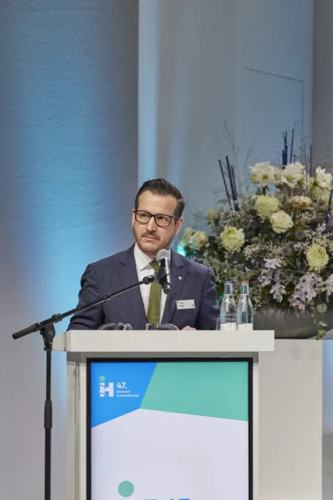 Speaker at the lectern of the 47th German Hospital Day