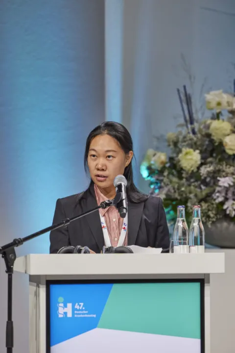 Interpreter at the lectern of the German Hospital Day 2024
