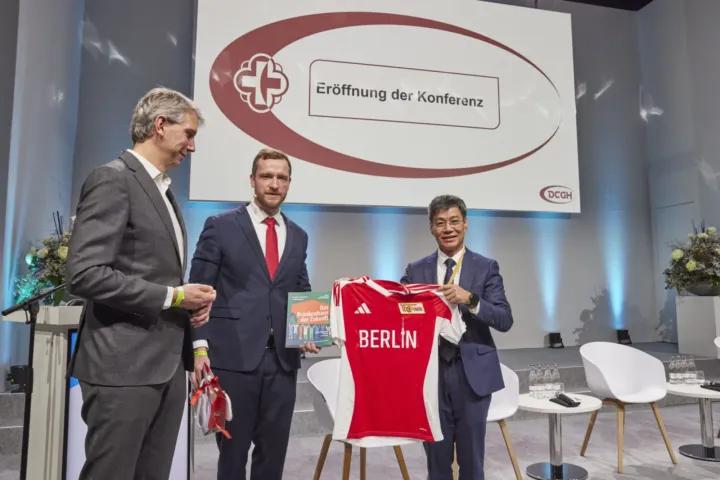 Presentation of a Berlin football shirt as a guest gift at the opening