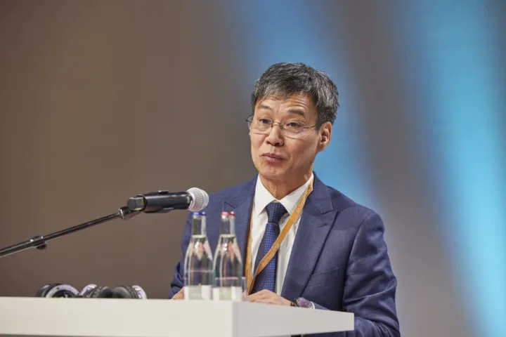 Chinese speaker at the podium of the Hospital Day 2024