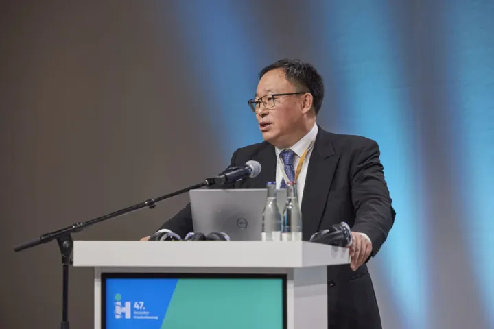Chinese speaker at the lectern of the 47th German Hospital Day
