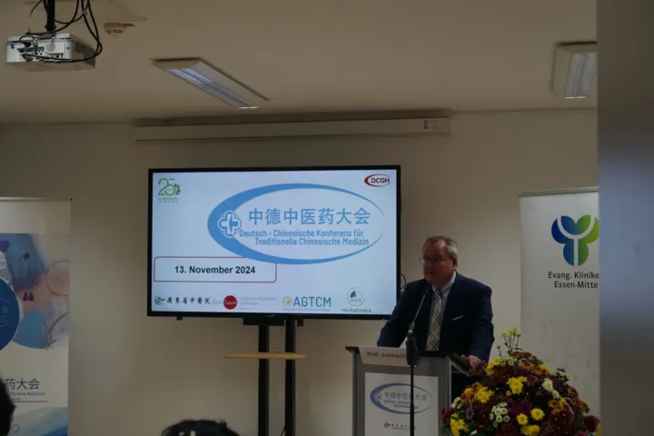 Speaker at the lectern opening the German-Chinese TCM Conference on 13 November 2024