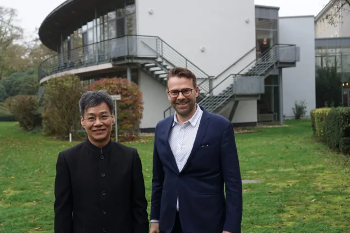 Two guests of the 2024 TCM Conference in front of the hospital building in Essen