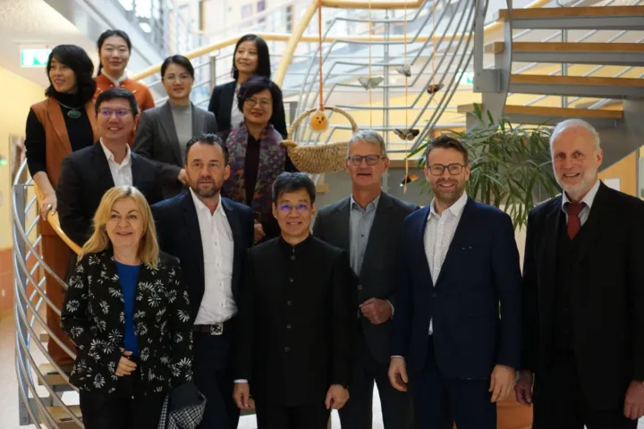 Group photo of the German and Chinese delegation on the staircase of Kliniken Essen-Mitte