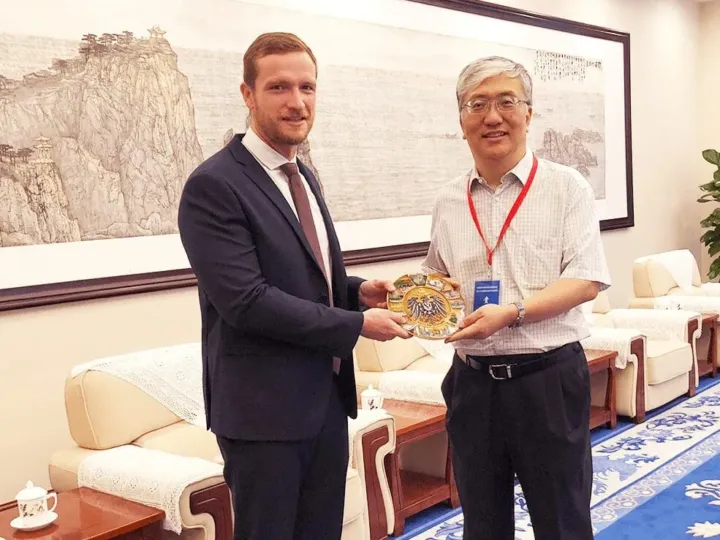 Exchange of gifts during a delegation visit in China